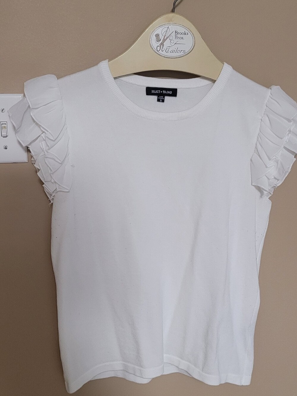 💜2 for $10💜 Bundle and save White Ruffle Sleeve Top